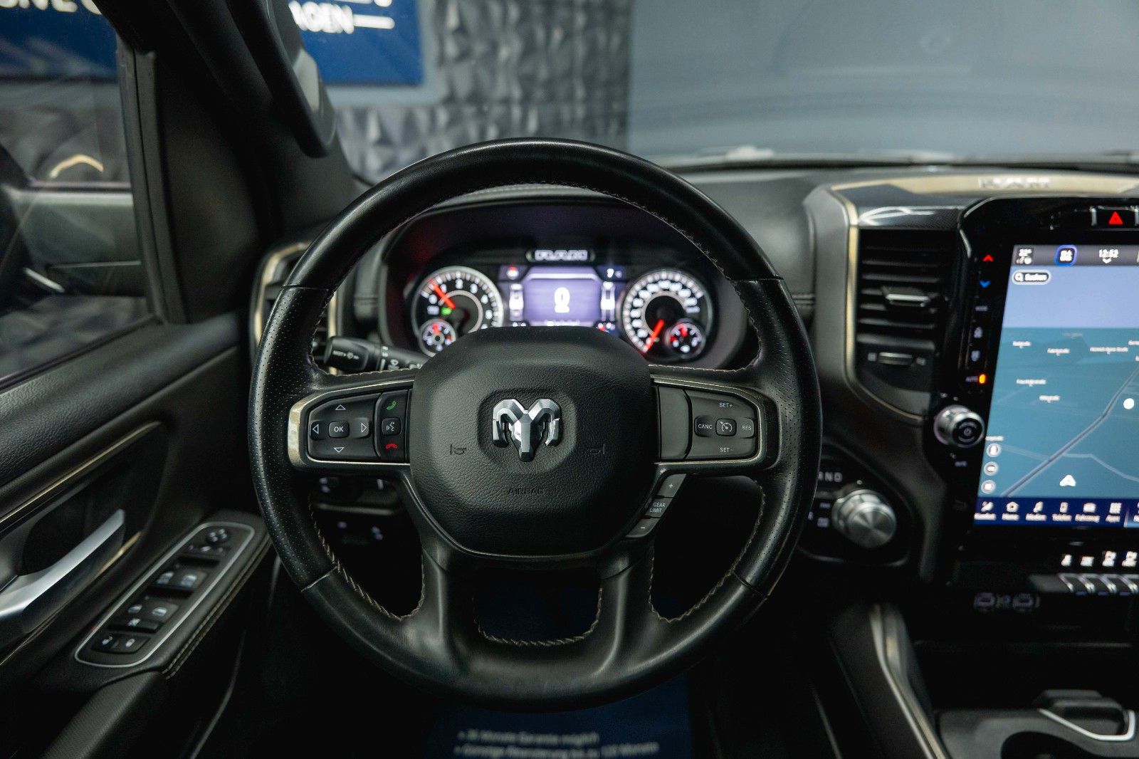 Fahrzeugabbildung Dodge RAM 5.7 V8 HEMI 4x4 OFFROAD Night-Paket *LED*19%