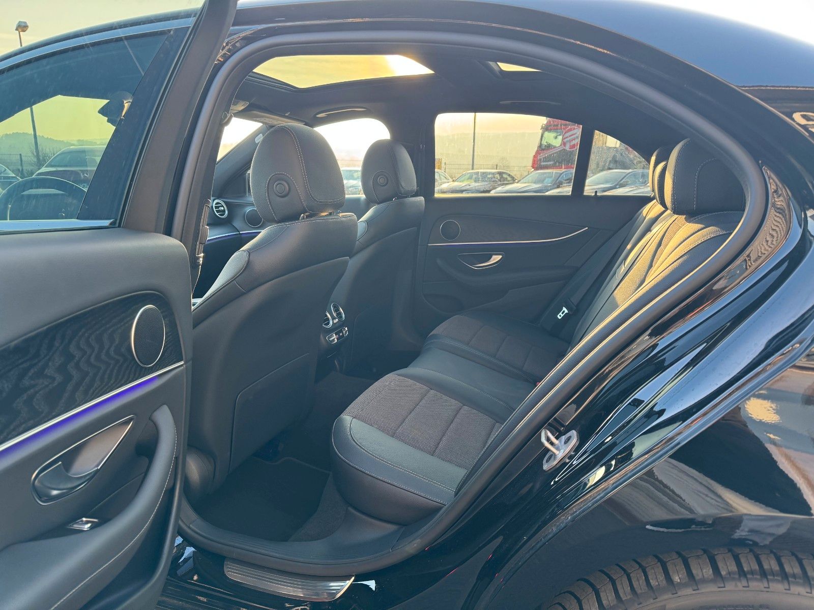 Fahrzeugabbildung Mercedes-Benz E 220d Avantgarde+Pano+AHK+DistrPlus+MultiBeam+