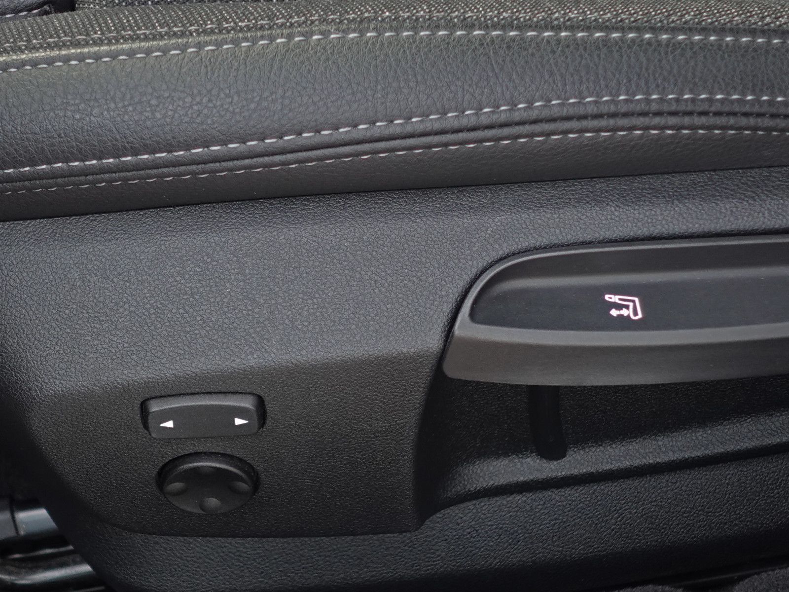 Fahrzeugabbildung BMW 118i Sport Line Navi CarPlay LED-Pkt.