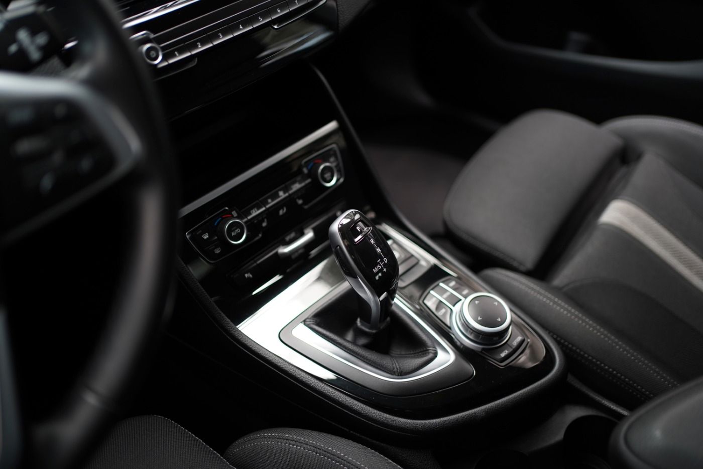 Fahrzeugabbildung BMW 218iA Active Tourer Advantage +AHK+Navi+LED+PDC+