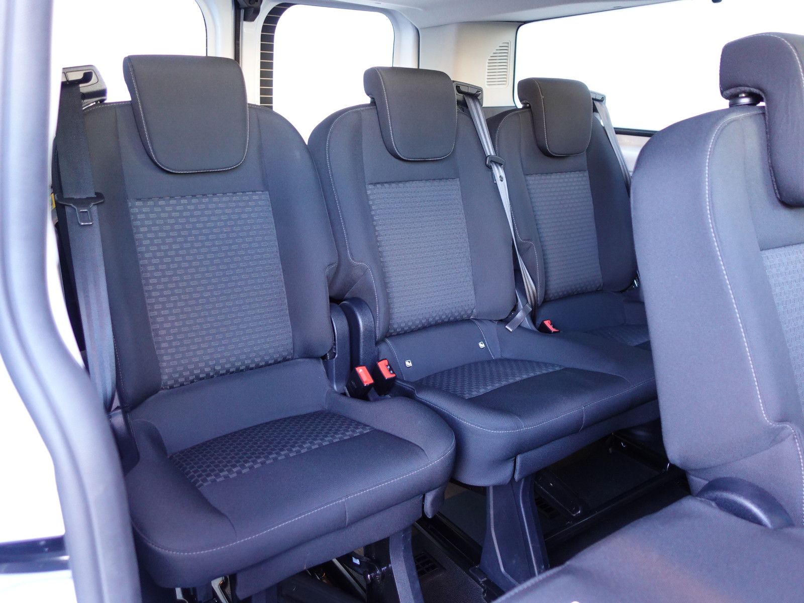 Fahrzeugabbildung Ford Transit Custom Kombi L2,9Sitze,Kamera,Trittbrett