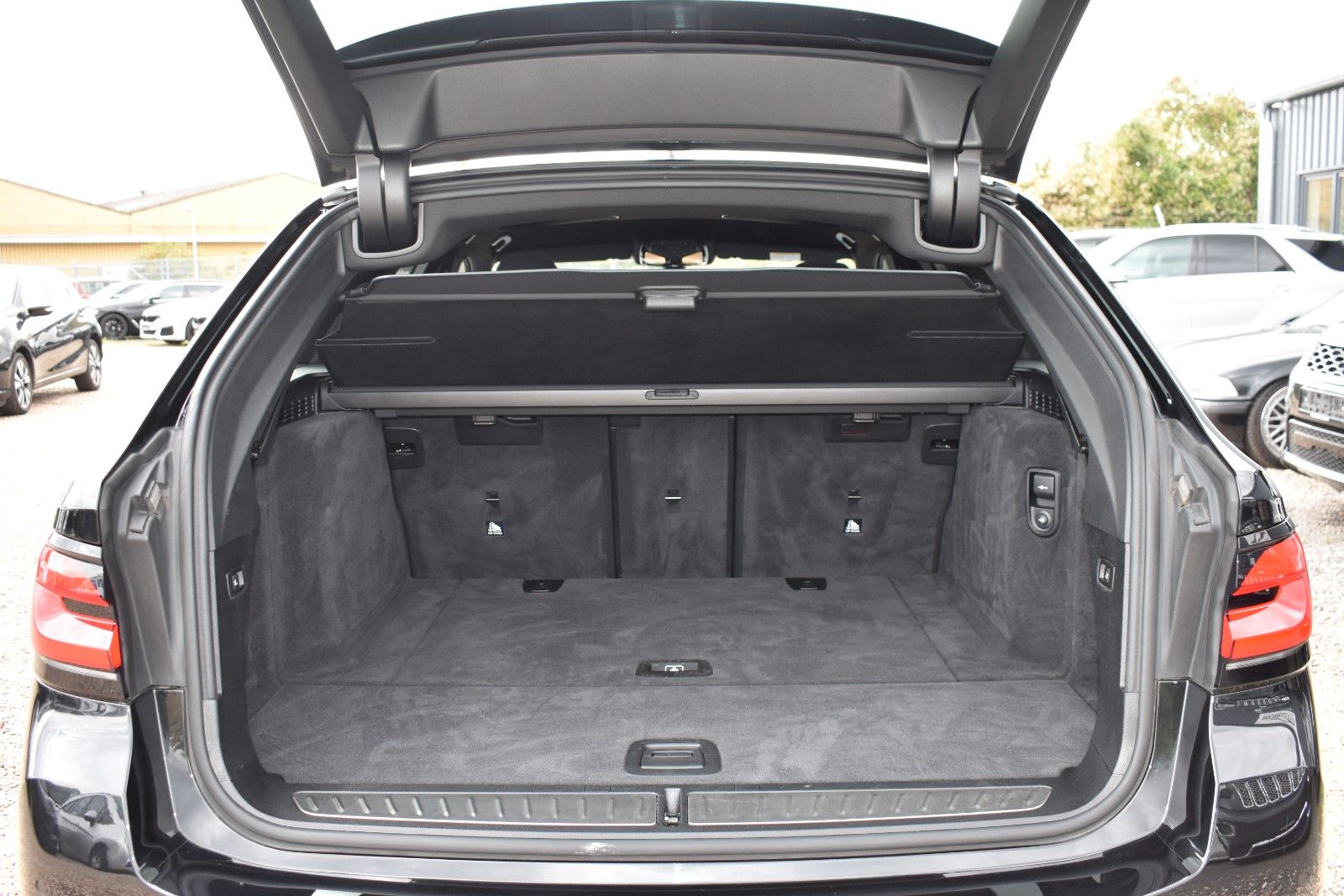 Fahrzeugabbildung BMW 530d Touring xDrive MSport LASER/HUD/KEYLESS/AHK