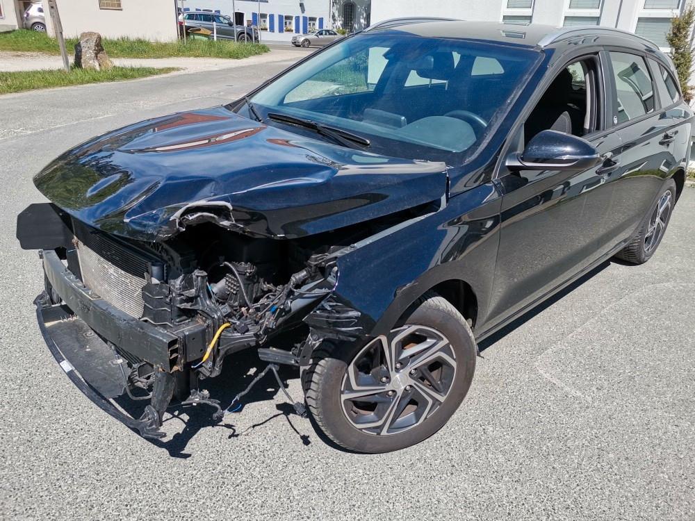 Hyundai +i30+Edition 30+Frontschaden+Airbags ok!