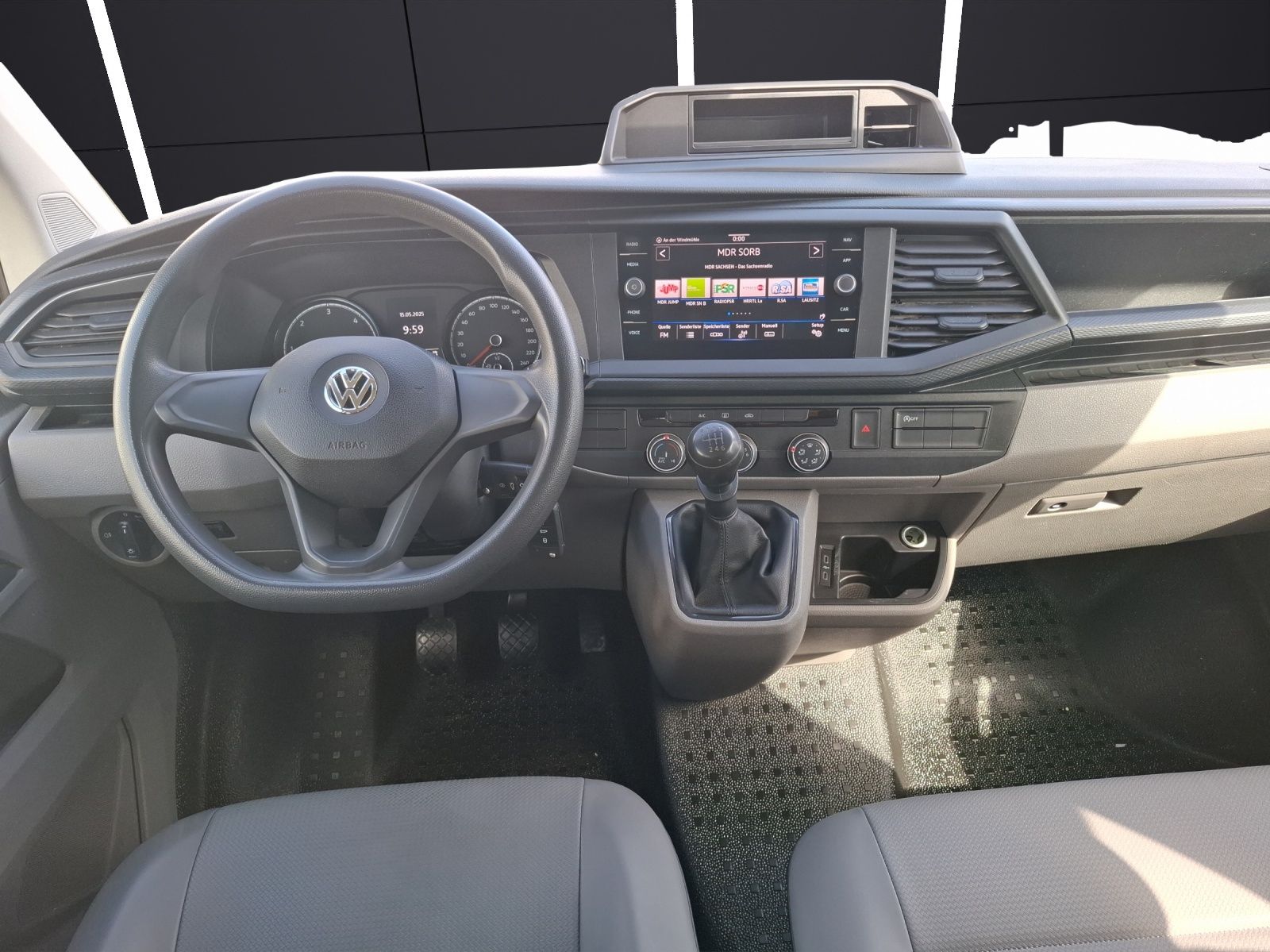 Fahrzeugabbildung Volkswagen T6 Transporter T6.1 DoKa LR Klima AHK