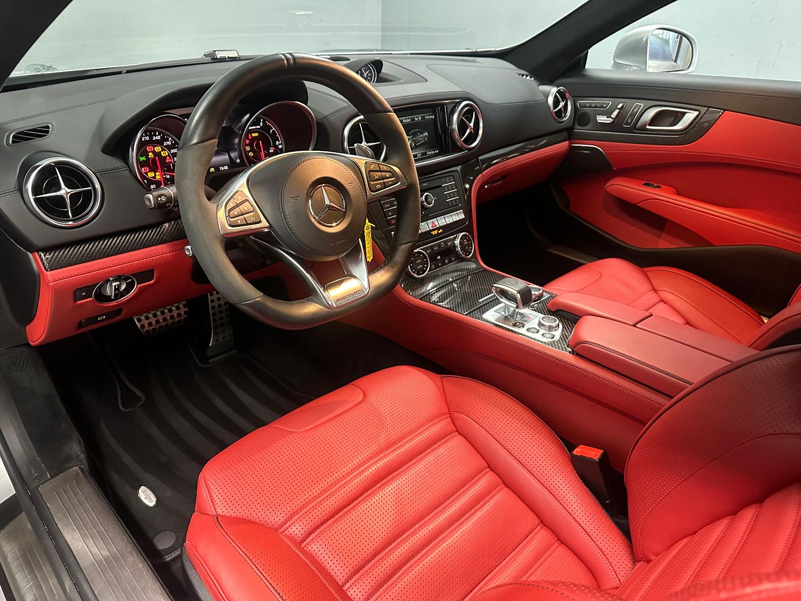 Fahrzeugabbildung Mercedes-Benz SL 63 AMG *Designo*PANORAMA*VMAX*MASSAGE*