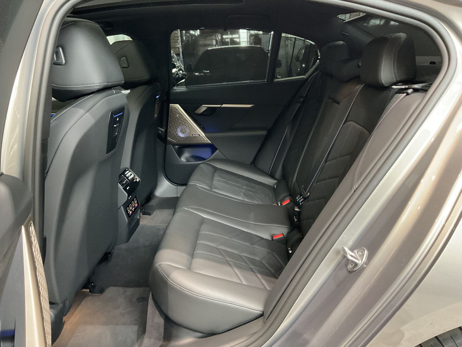 Fahrzeugabbildung BMW i5 M60 xDrive M Sportpaket pro, Sitzbelüftung vo