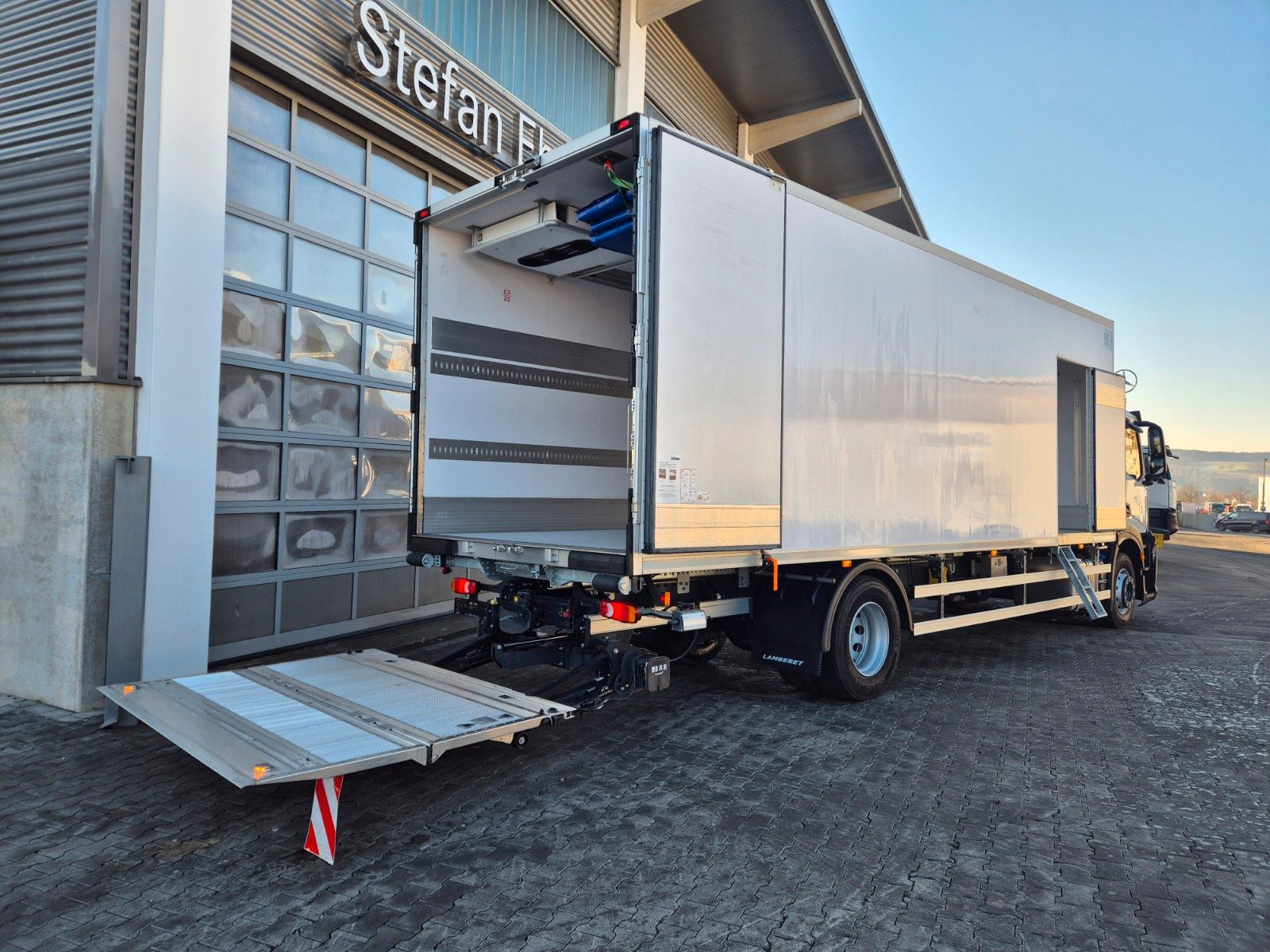 Fahrzeugabbildung Iveco S-Way 400 4x2 Kühlkoffer, LBW, Thermoking T1200R