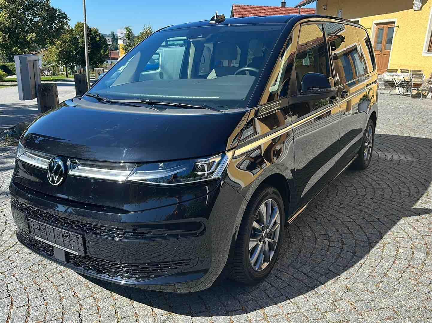 Volkswagen T7 Multivan STYLE*AHK*IQ*2xSCHIEBETÜR+HECKKL.ELE