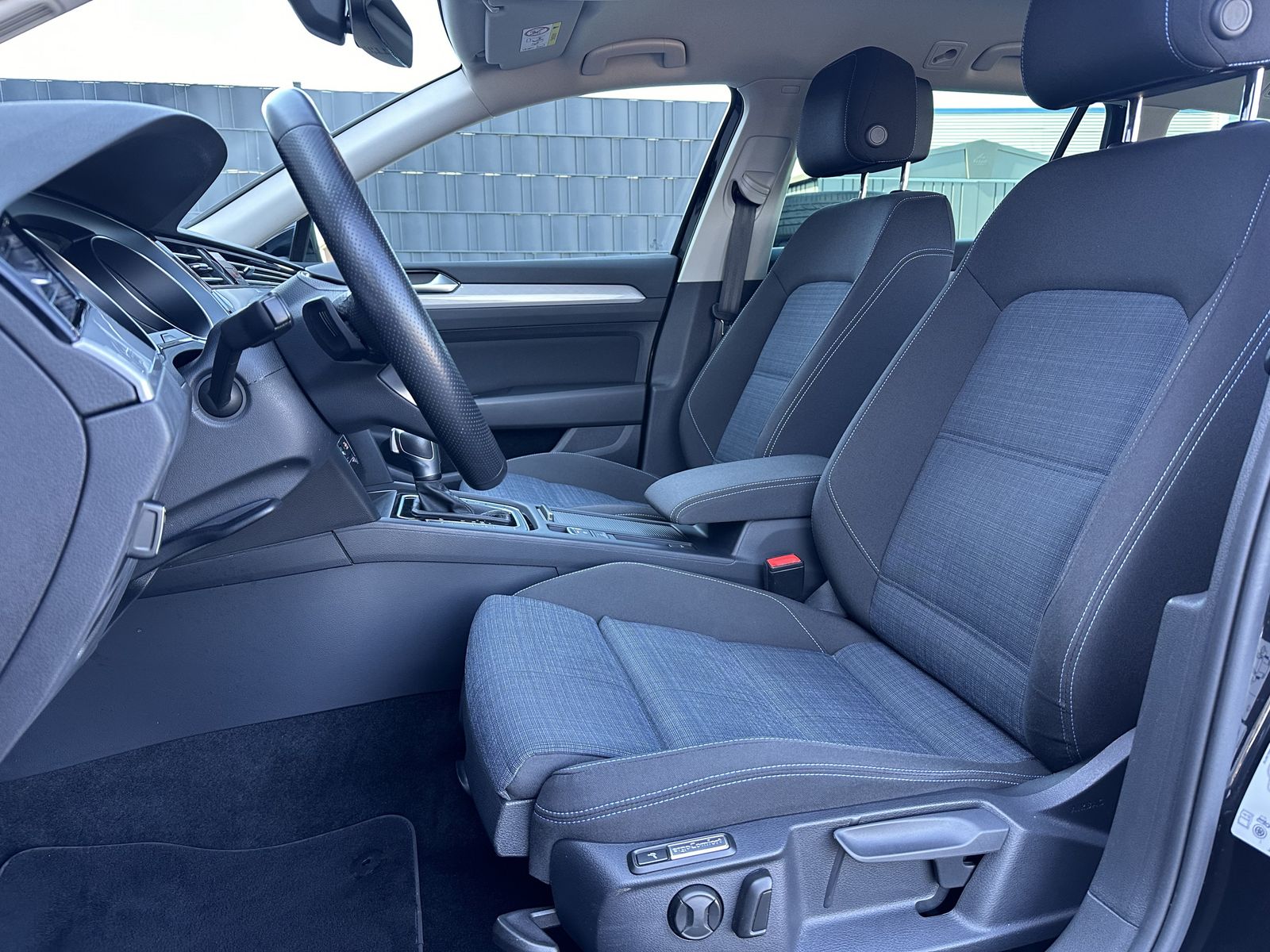 Fahrzeugabbildung Volkswagen Passat Variant 1.4 TSI DSG GTE NAV+LED+AHK+ACC