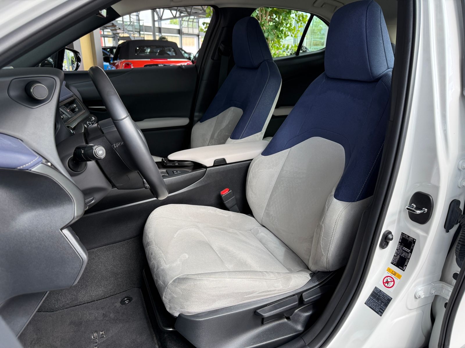 Fahrzeugabbildung Lexus UX 250 h Launch Edition LED NAV RFK SHZ ALU
