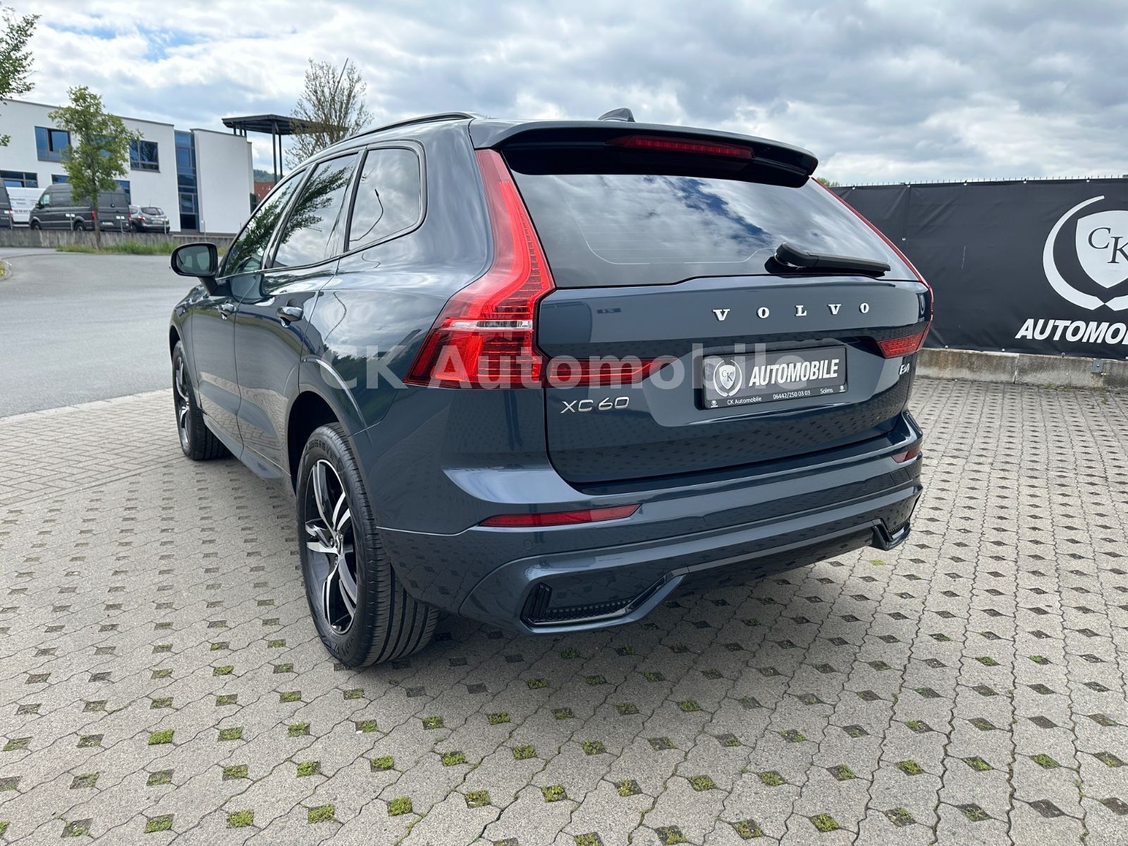 Fahrzeugabbildung Volvo XC60 B4 R Design 2WD/Navi/Pano/Kamera/LED