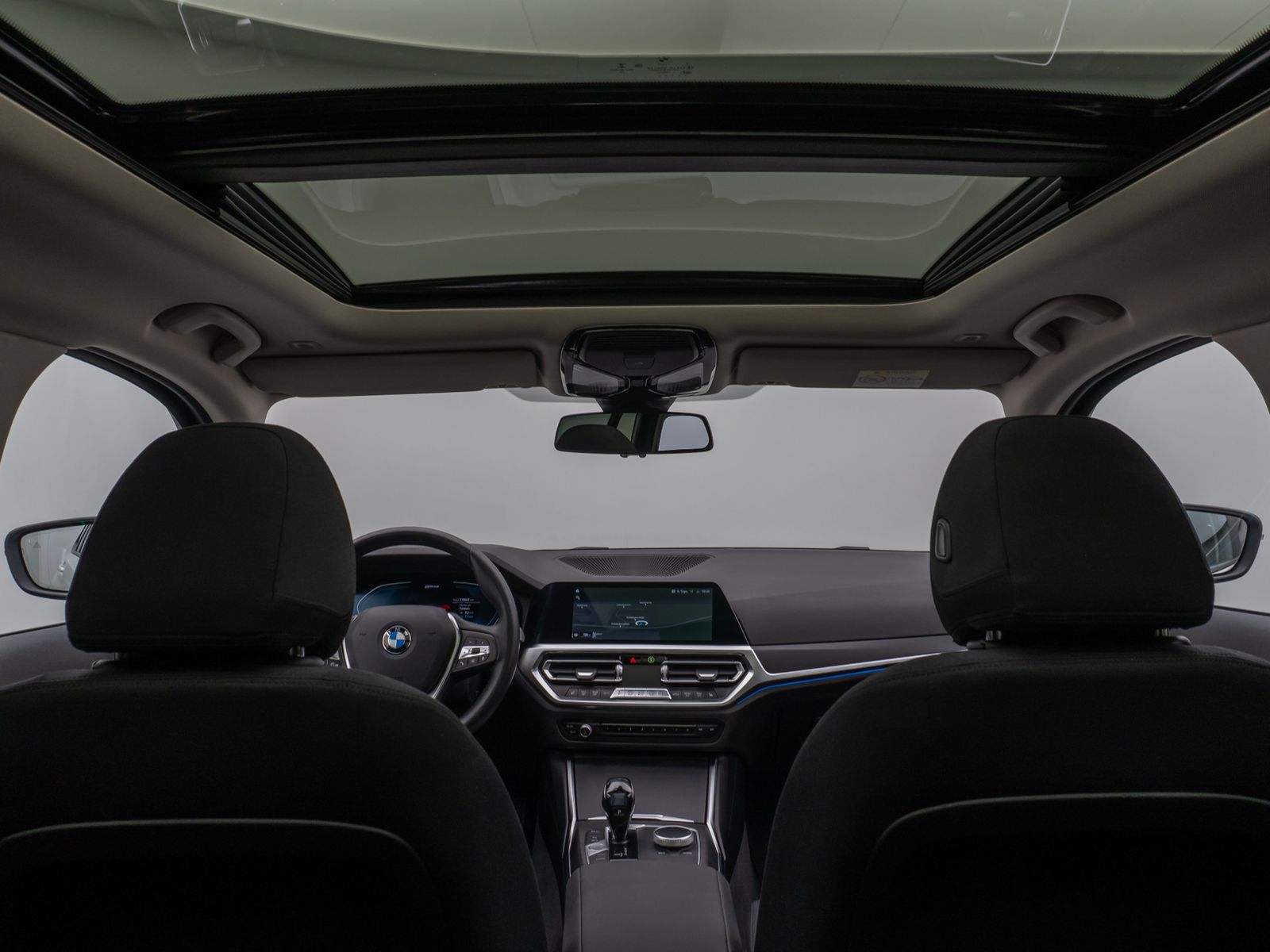 Fahrzeugabbildung BMW 330e Panorama Laser HUD DAB H/K Komfort Alarm