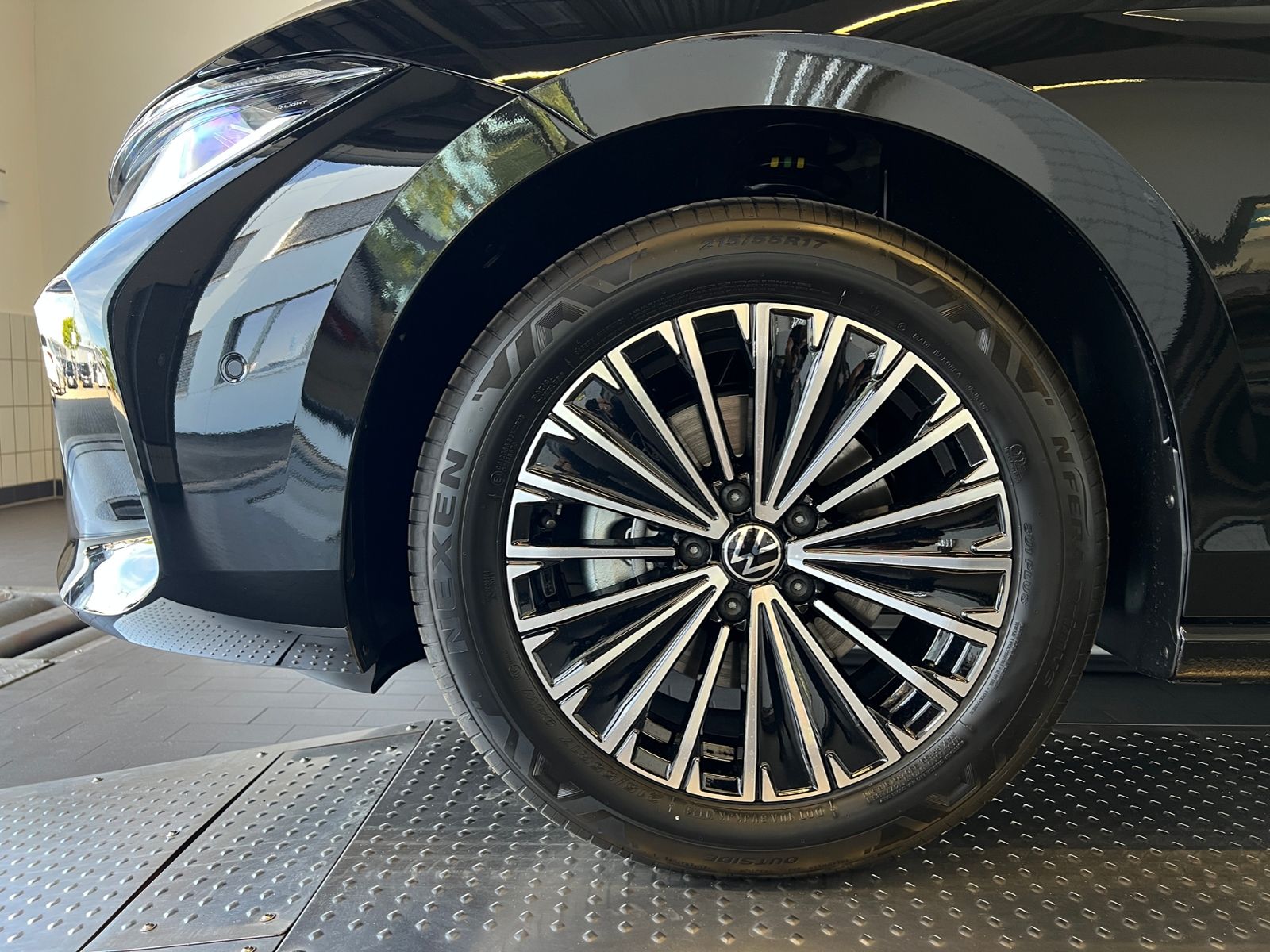 Fahrzeugabbildung Volkswagen Passat Variant Elegance 1.5 eTSI DSG *AHK,IQ-Lig