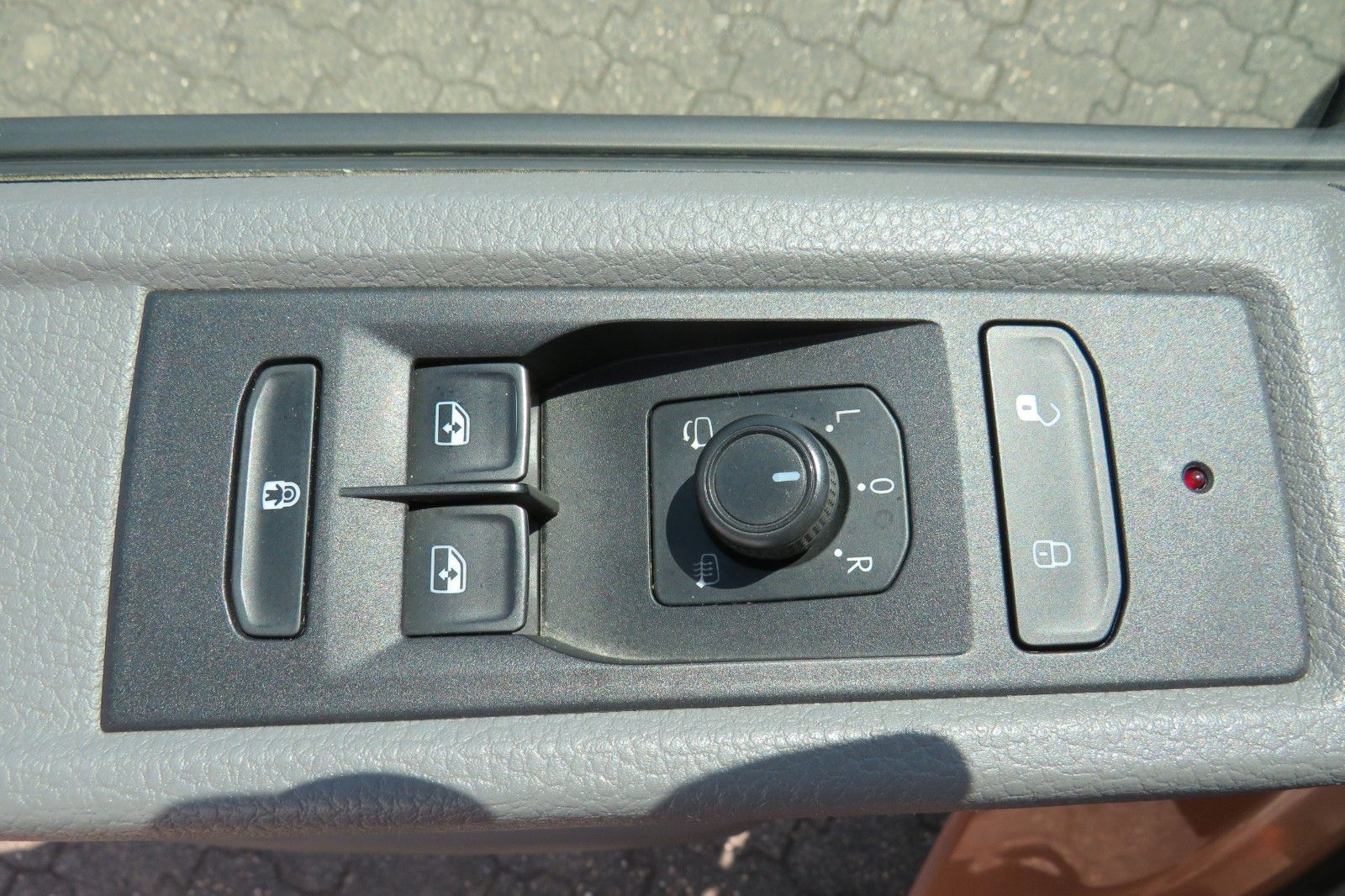 Fahrzeugabbildung Volkswagen T6.1 Kombi TDI 9SITZE GRA PDC APP-CONNECT SITZH.