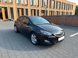 Opel Astra J  Design Edition TÜV NEU - Opel Astra aus 2012 mit Diesel-Antrieb: Limousine