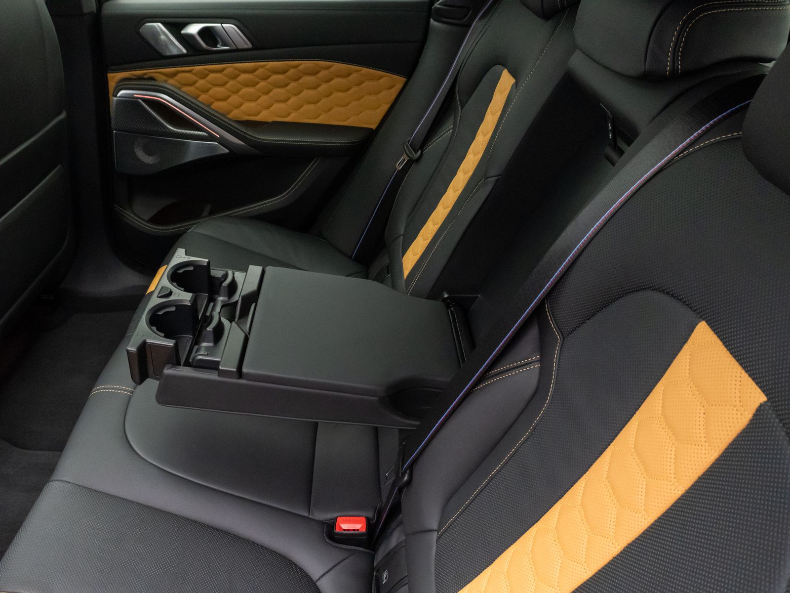 Fahrzeugabbildung BMW X6 M Panorama 360°Laser B&W Massage SoftCl AHK