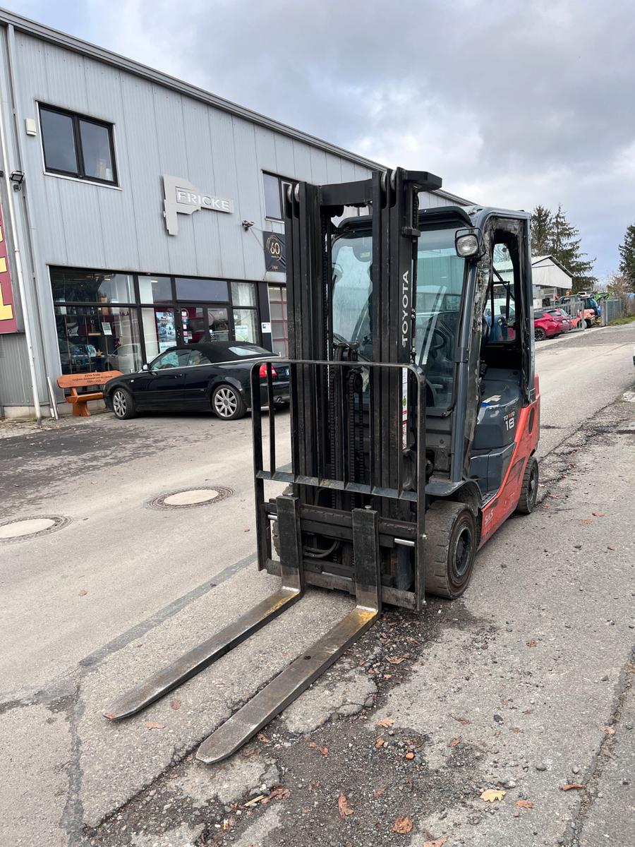 Toyota Treibgasstapler 02-8FGF18 Seitenhub 4700mm DPF