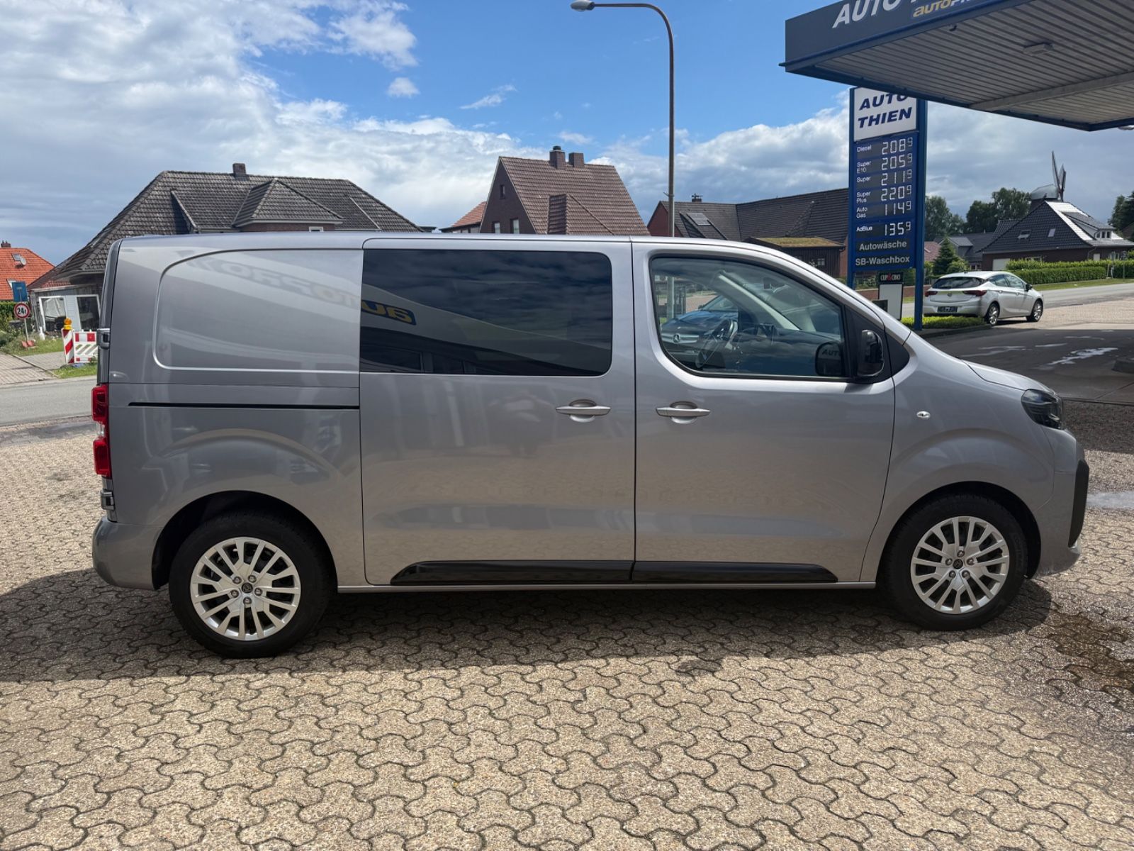 Fahrzeugabbildung Peugeot Expert 2.0 BlueHDi 180 DOKA AHK/ACC/STHZG/NAVI