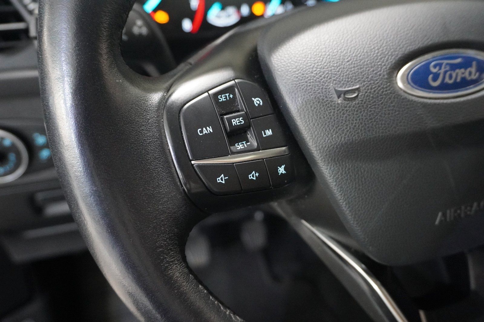 Fahrzeugabbildung Ford Focus Lim. 1.0 COOL & CONN. NAVI/LED/SPORT/SHZ