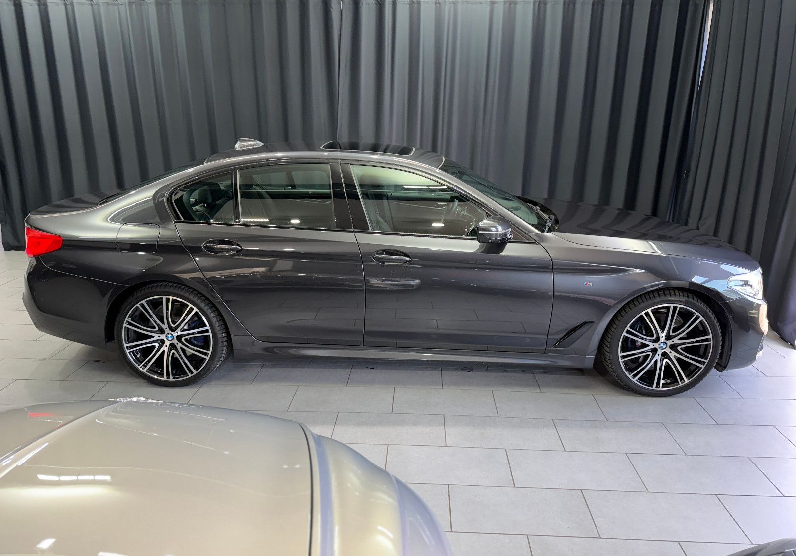 Fahrzeugabbildung BMW BMW 530i Lim xDrive M SPORT|HEAD-UP|360"|NAVI|