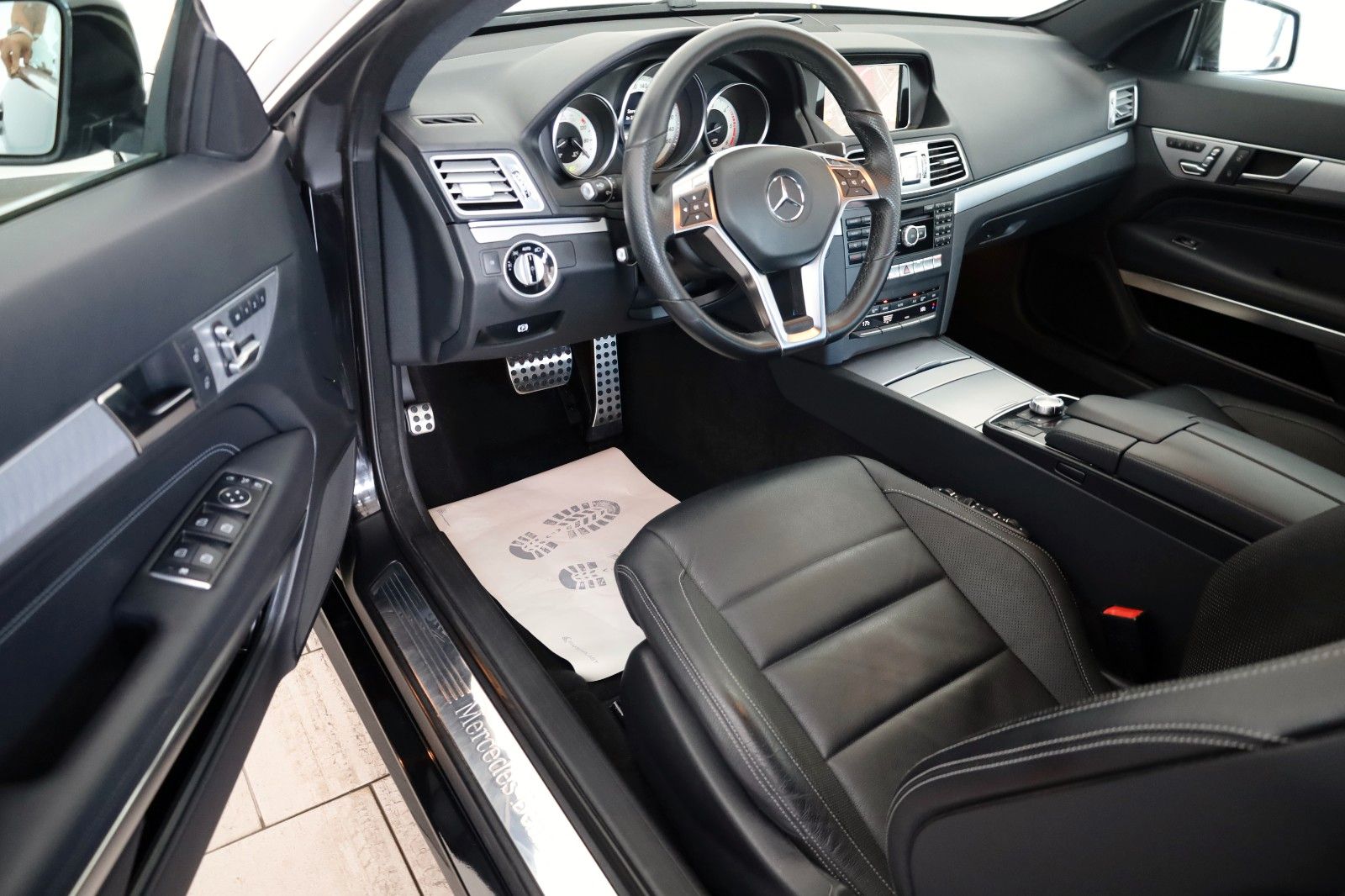 Fahrzeugabbildung Mercedes-Benz E 350d Coupe AMG Line Leder,Navi,LED,Kamera,SH