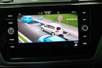 Volkswagen Touran 2.0 DSG R-Line 7-Sitze AHK Kamera