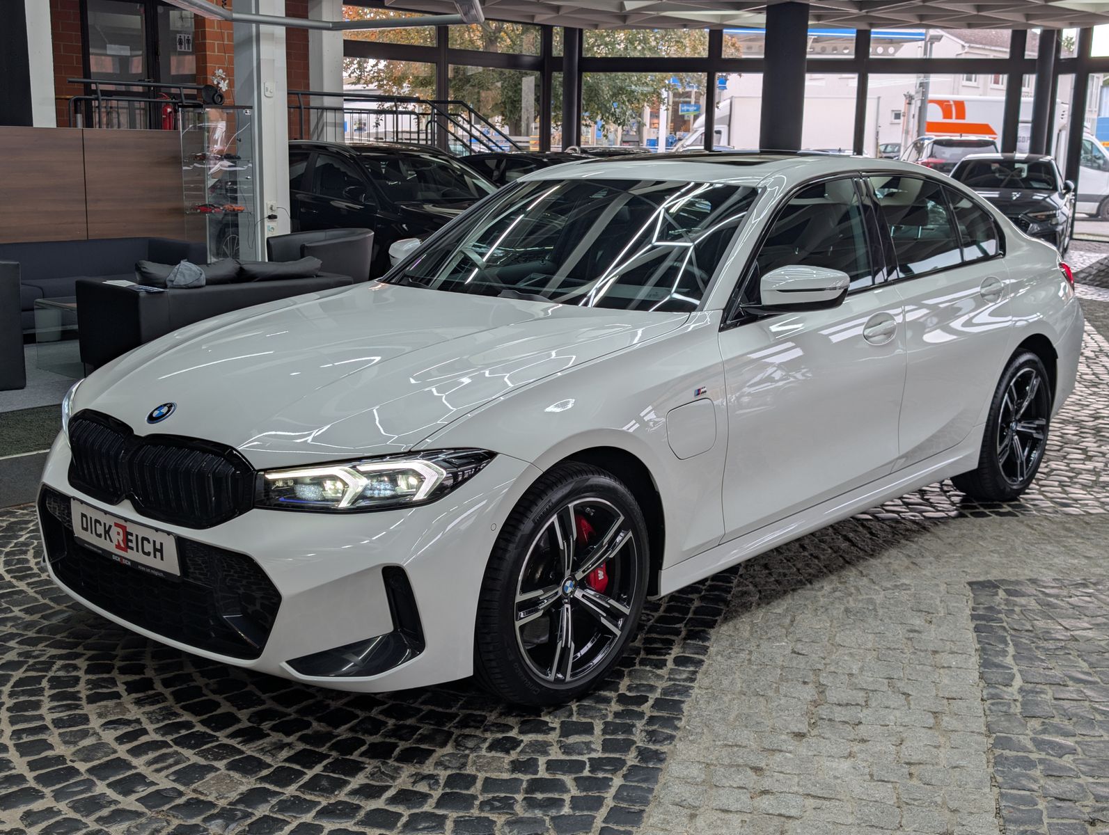 BMW 330 e Limo M Sport Shadow AHK*AMBI*APP*KAM*PANO imagem 3