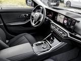 BMW 320i HuD+HiFi+DA+PA+KOMFORTZUGANG - BMW 320 mit Benzin-Antrieb: Limousine