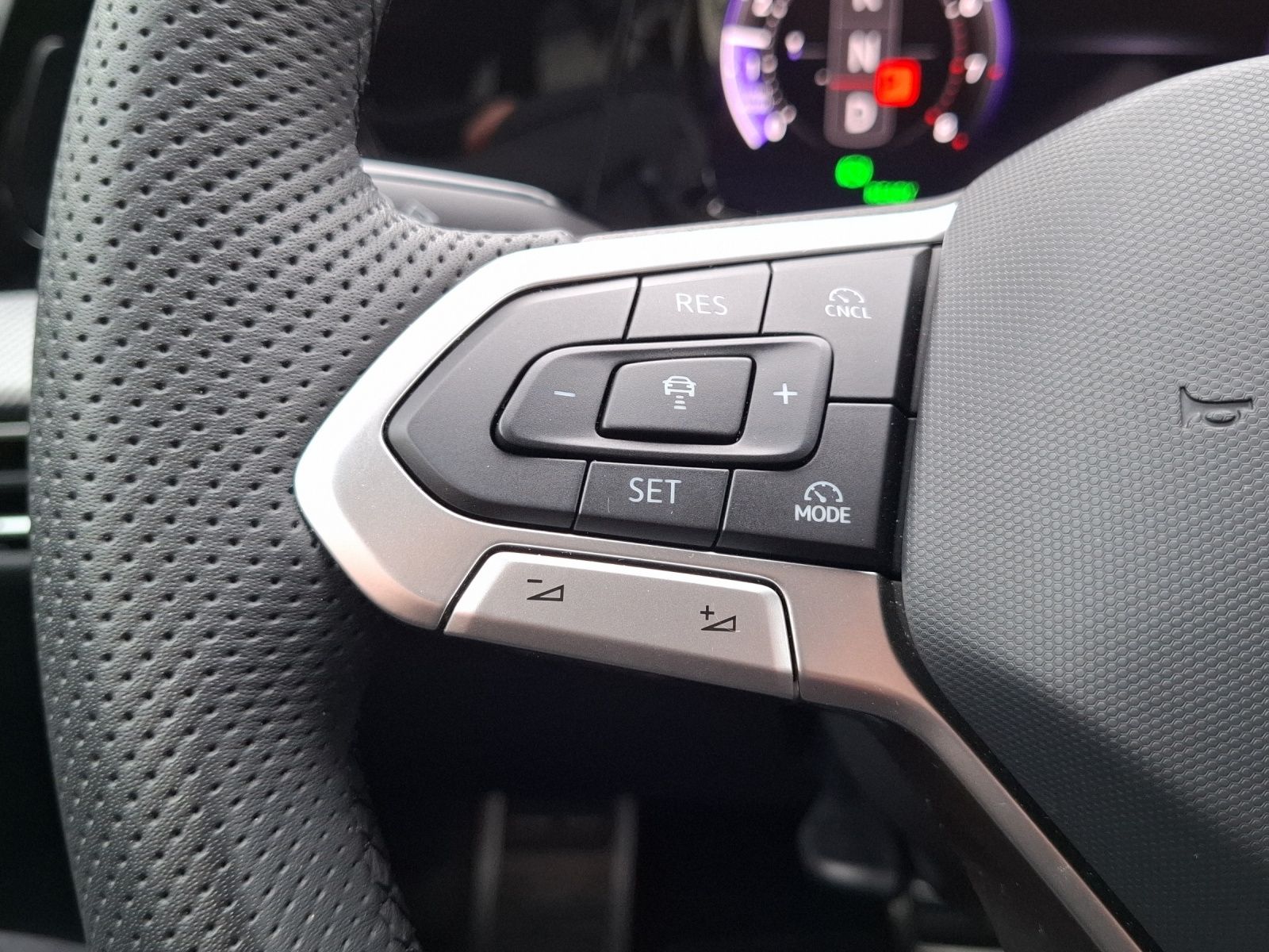 Fahrzeugabbildung Volkswagen Golf VIII Variant eTSI R-Line DSG LED Navi AID A