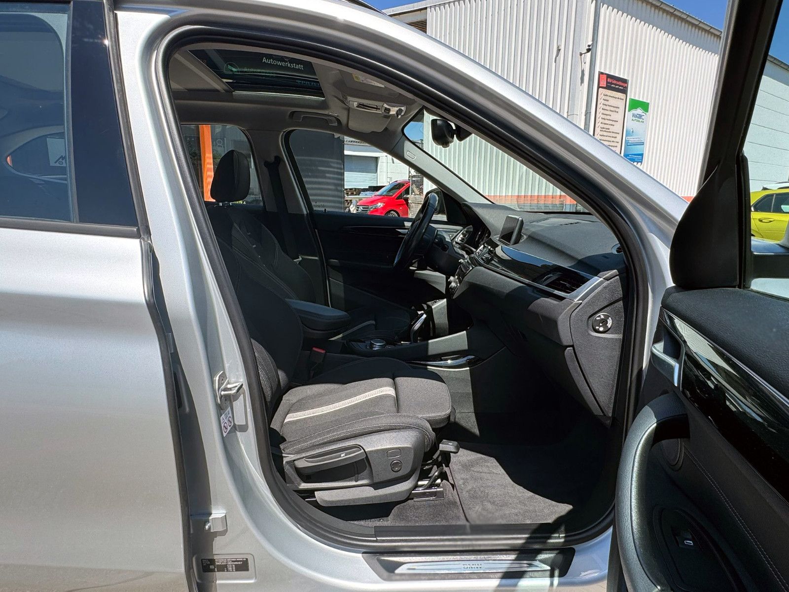 Fahrzeugabbildung BMW X1 xDrive 20i Sport-Line Temp. HUD PANO KAM PDC