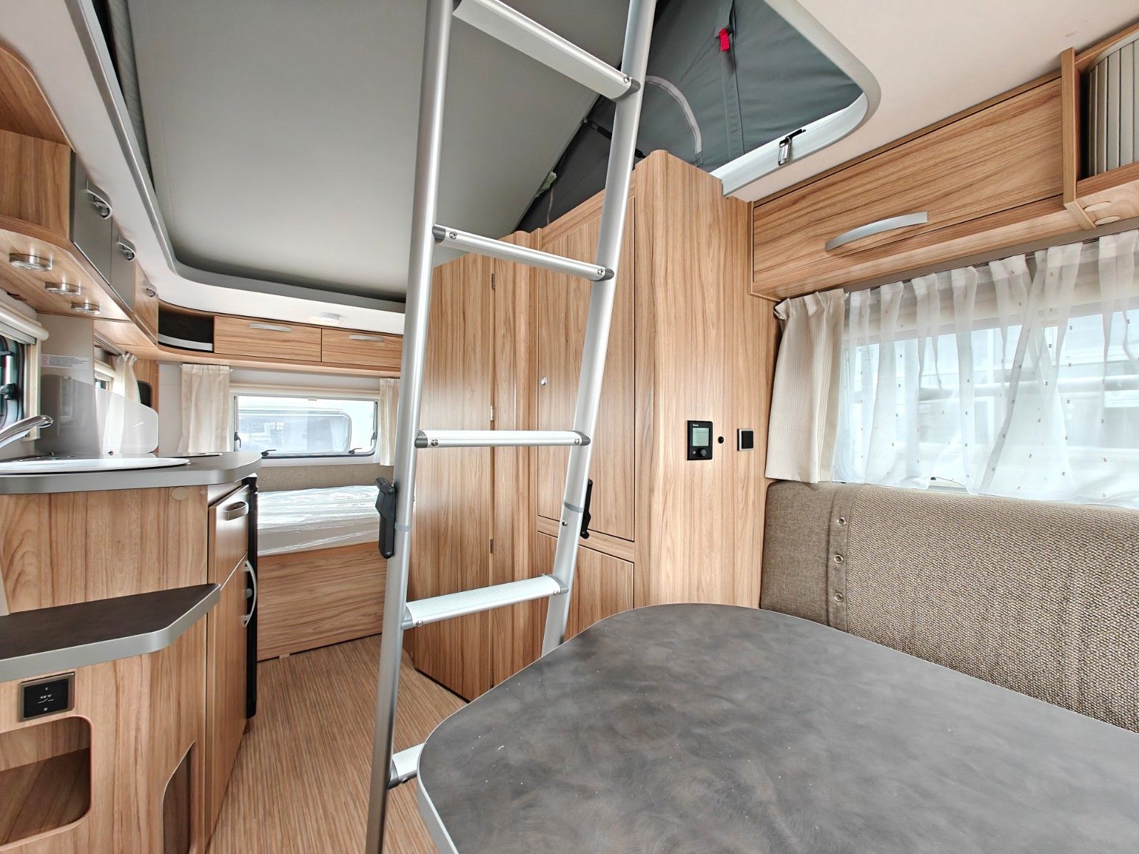 Fahrzeugabbildung HYMER / ERIBA / HYMERCAR Feeling 425 Schlafdach - JETZT 6.464€ SPAREN !!!