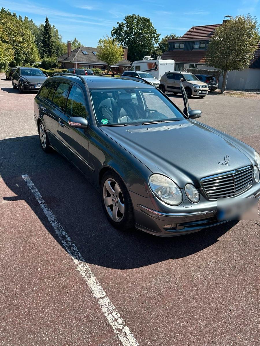 Mercedes-Benz E320 2005 — rear view