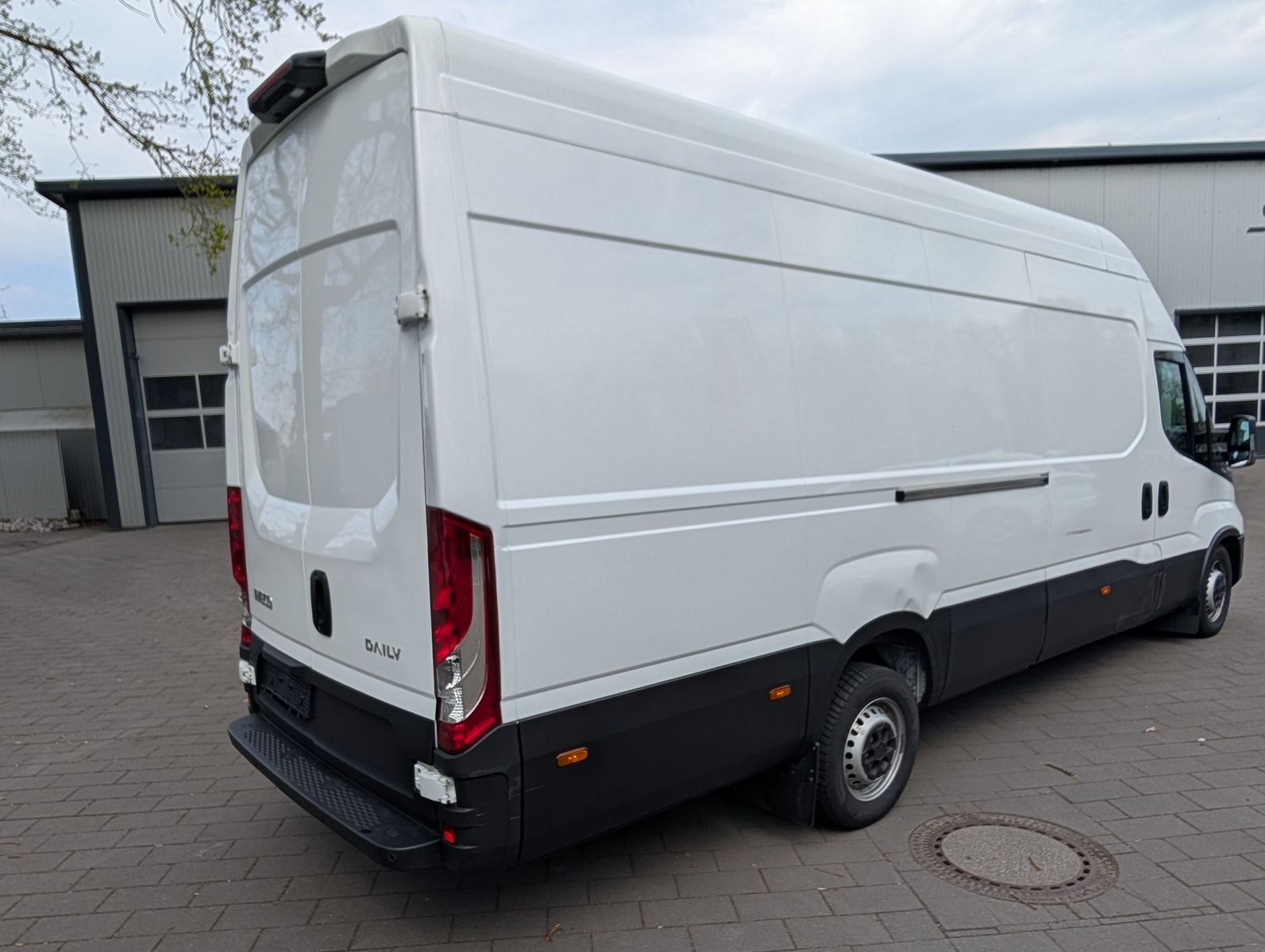 Fahrzeugabbildung Iveco 35S18V 4100L Daily 3.0L HI-Matic Holzboden Kamer