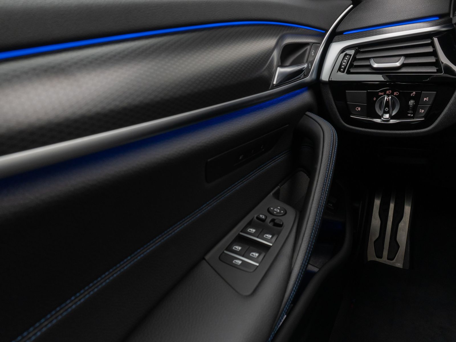 Fahrzeugabbildung BMW 530d xD M Sport Kamera HUD DAB H/K Komfort Alarm