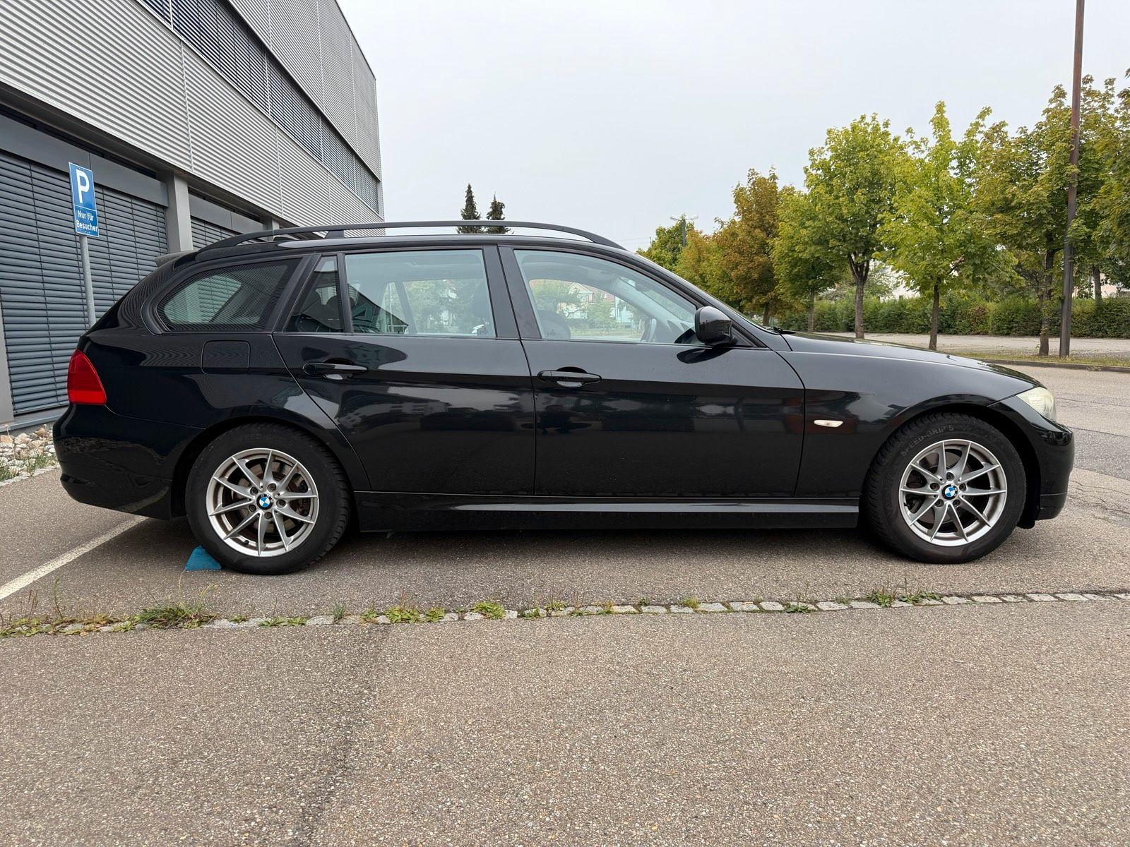 BMW 320 2009 — rear view
