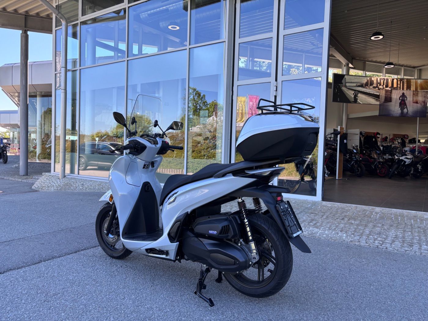 Fahrzeugabbildung Honda SH 350i inkl. Smart-Topcase, Windschild, Reling,