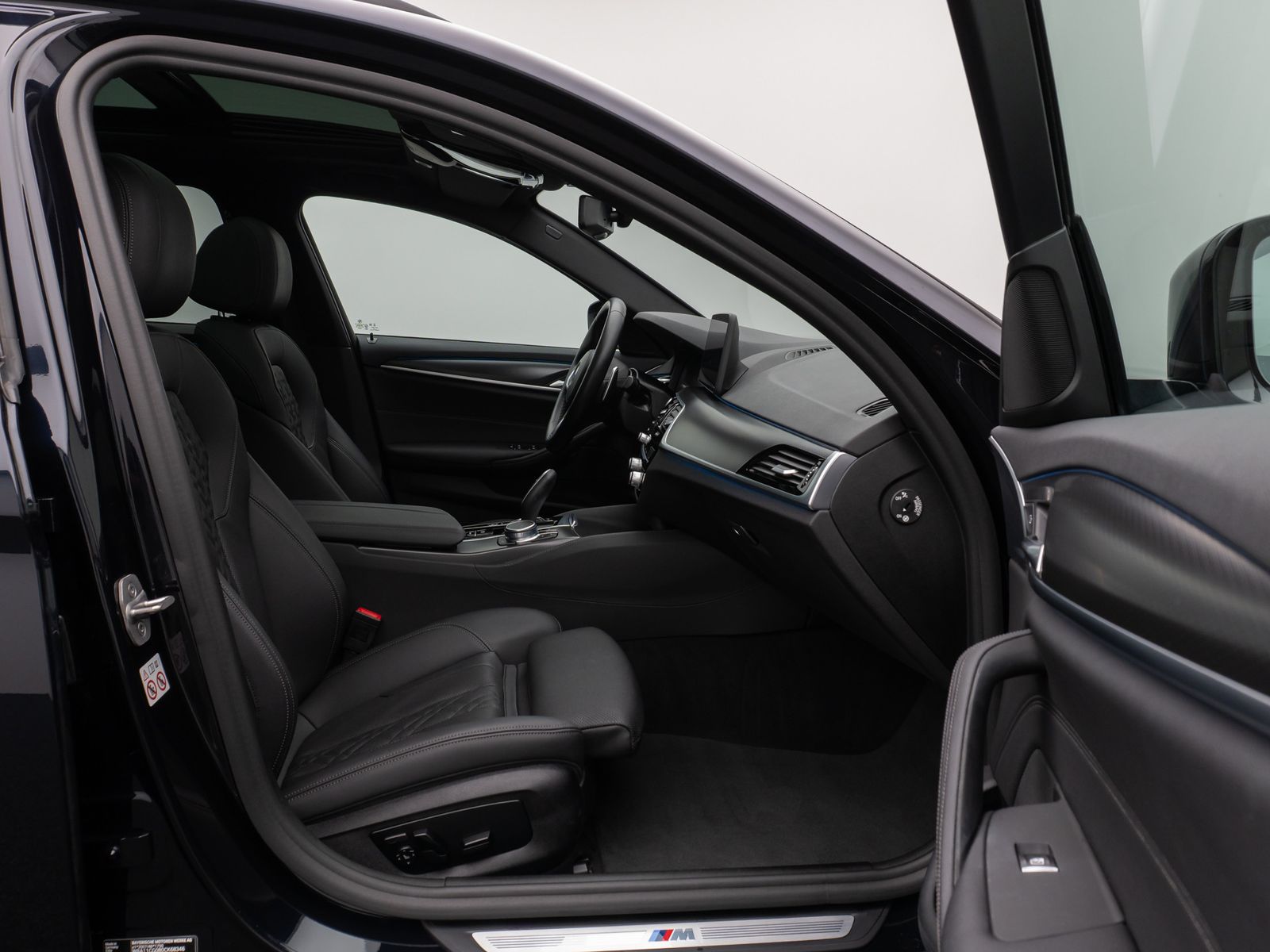Fahrzeugabbildung BMW 530e M Sport Panorama Kamera DAB HiFi Alarm LED