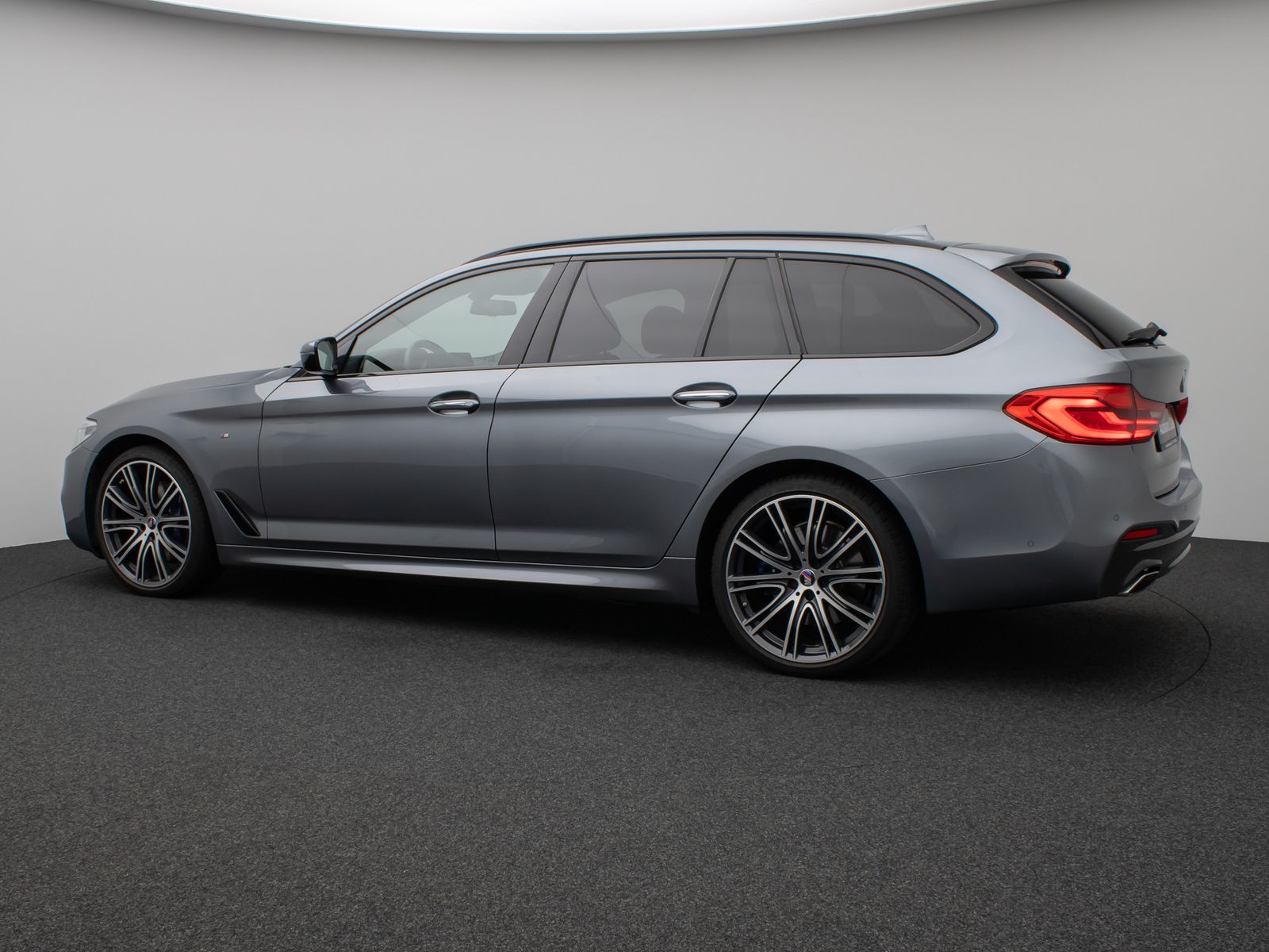Fahrzeugabbildung BMW 530d xD M Sport Kamera HUD HiFi SoftCl Komfort