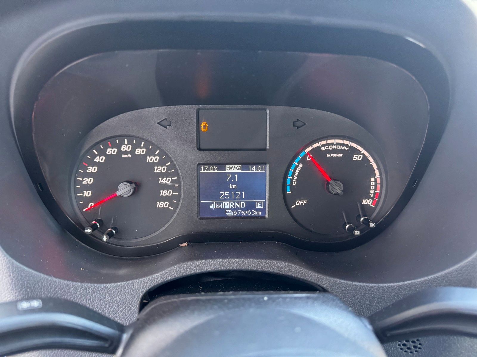 Fahrzeugabbildung Mercedes-Benz eSprinter 312 DHL Regal KEP-Ausbau