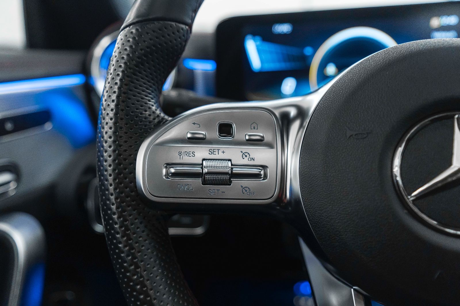 Fahrzeugabbildung Mercedes-Benz CLA 45 AMG 4MATIC 360° LED ALC AMBIENTE SZH NAV