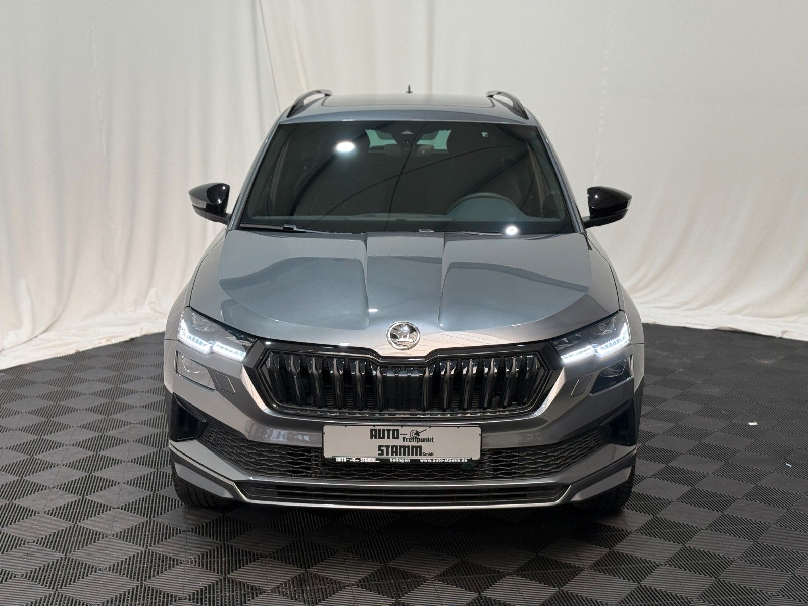 Fahrzeugabbildung SKODA Karoq Sportline / DSG / ACC / Panoramadach