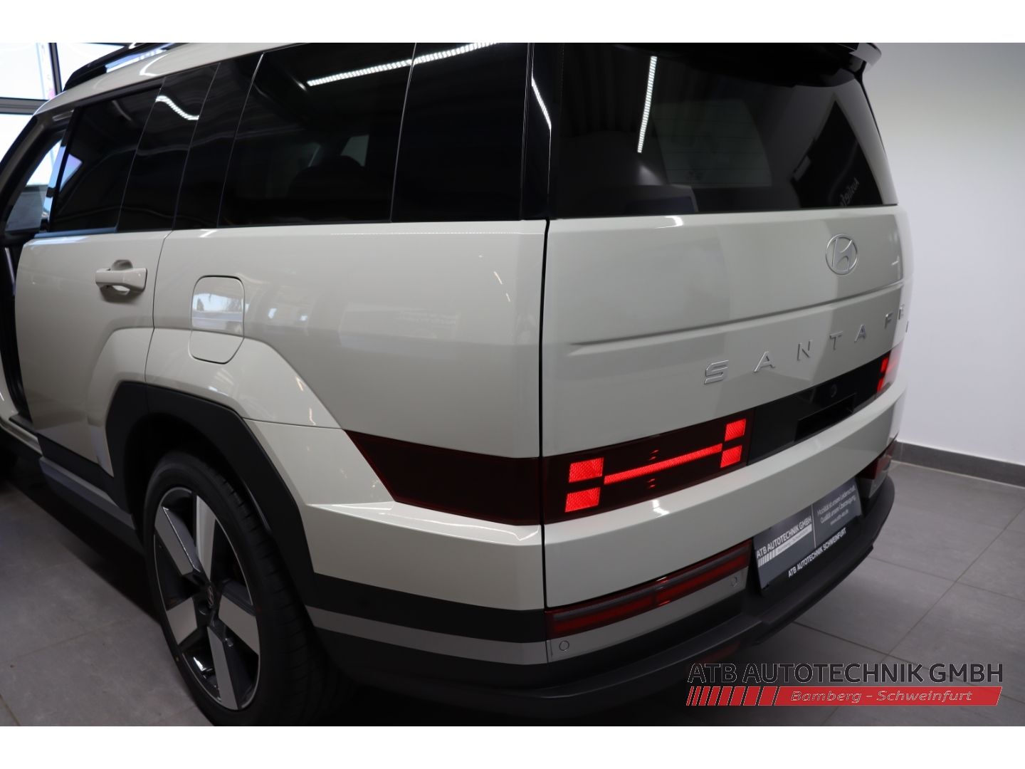 Fahrzeugabbildung Hyundai SANTA FE PHEV 1.6 T-GDI 4WD Signature Navi Leder