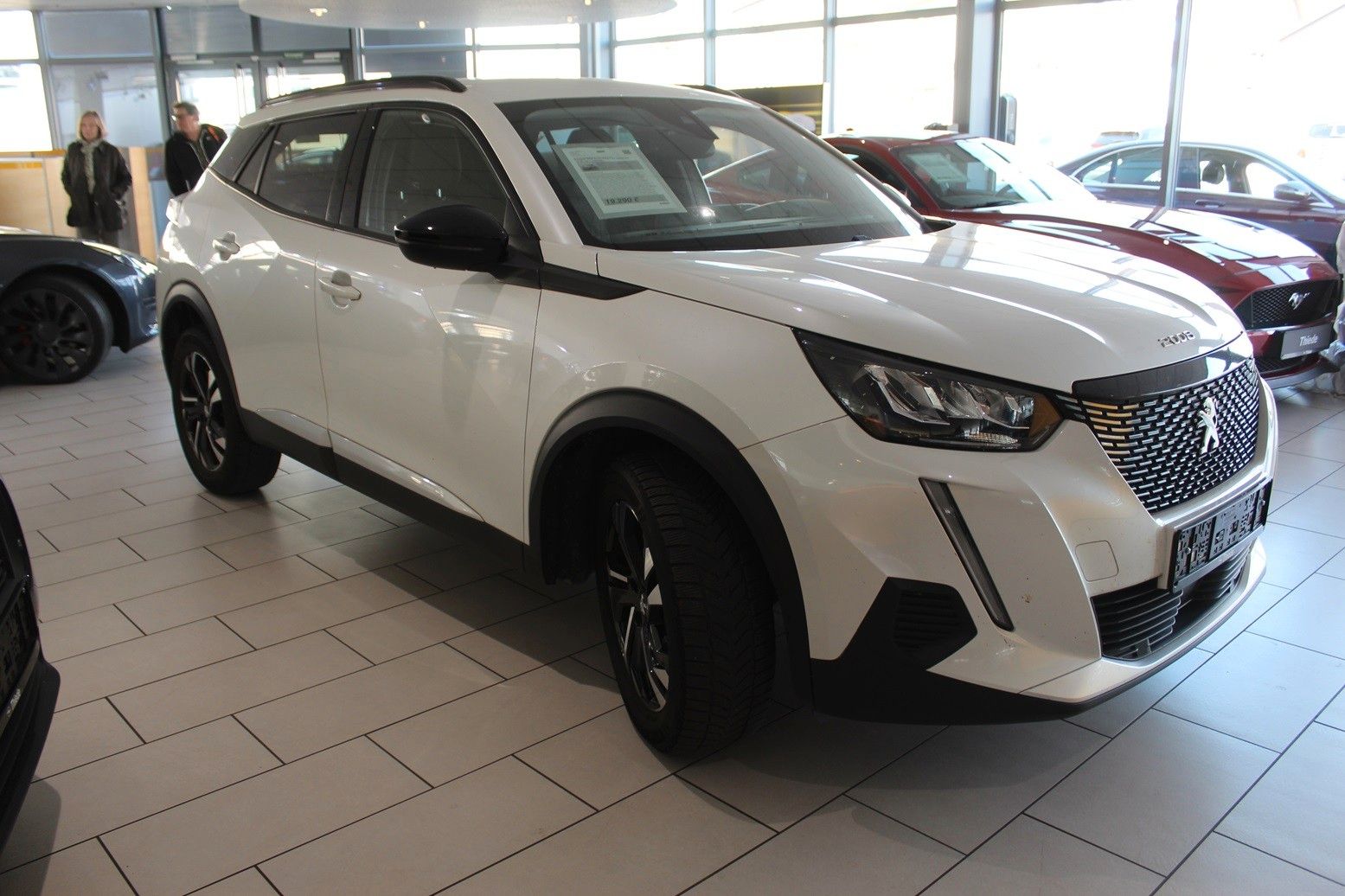 Fahrzeugabbildung Peugeot 2008 Allure Pack 1.2T NAVI/LED/PDC/180°CAM/DAB+