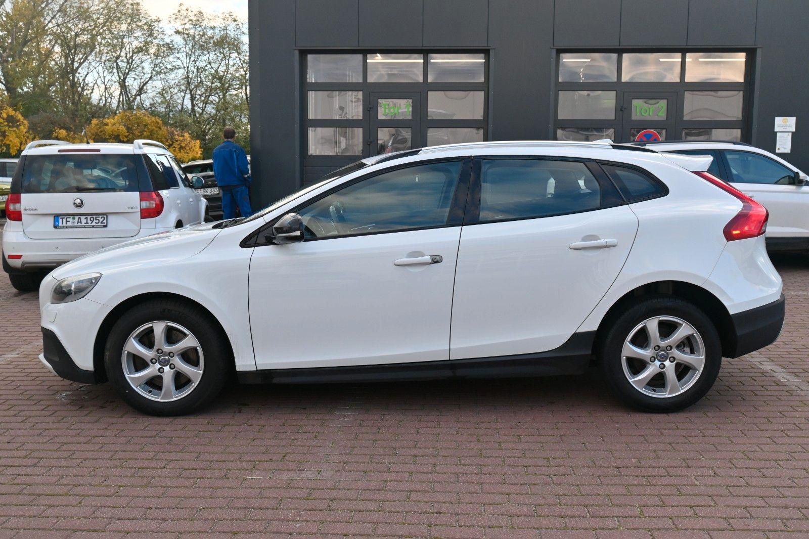 Fahrzeugabbildung Volvo V40 CC D3 MOM*XEN*NAV*STYL*SHZ*AUT