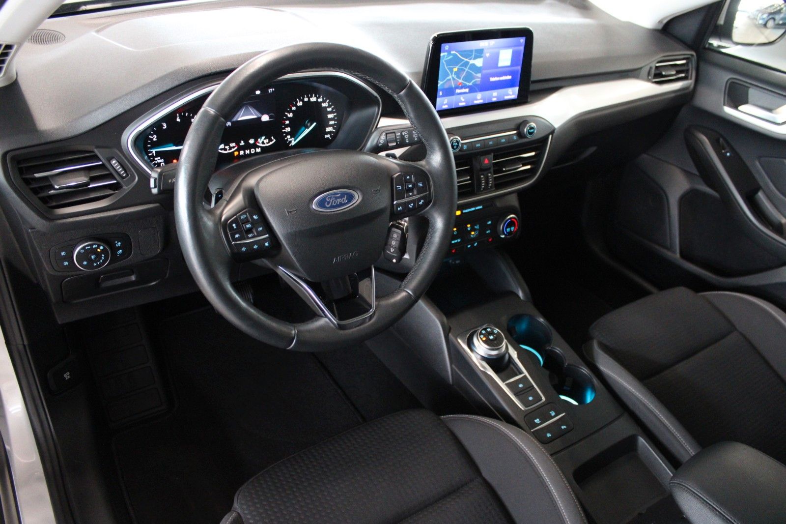 Fahrzeugabbildung Ford Focus Cool & Connect Automatik + AHK ACC WinterP