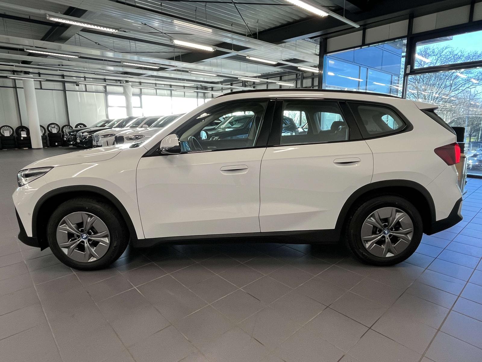 BMW iX1 xDrive30 RFK NAVI Standh. LED Sound Syst.