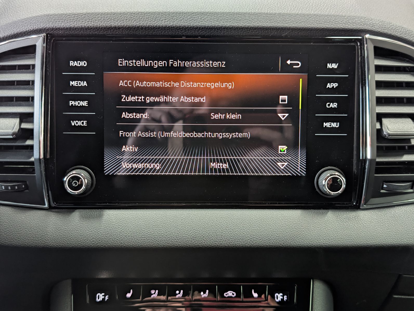 Fahrzeugabbildung SKODA Karoq Sportline 4x4 2.0 TSI ACC APP 4xSHZ AMBI