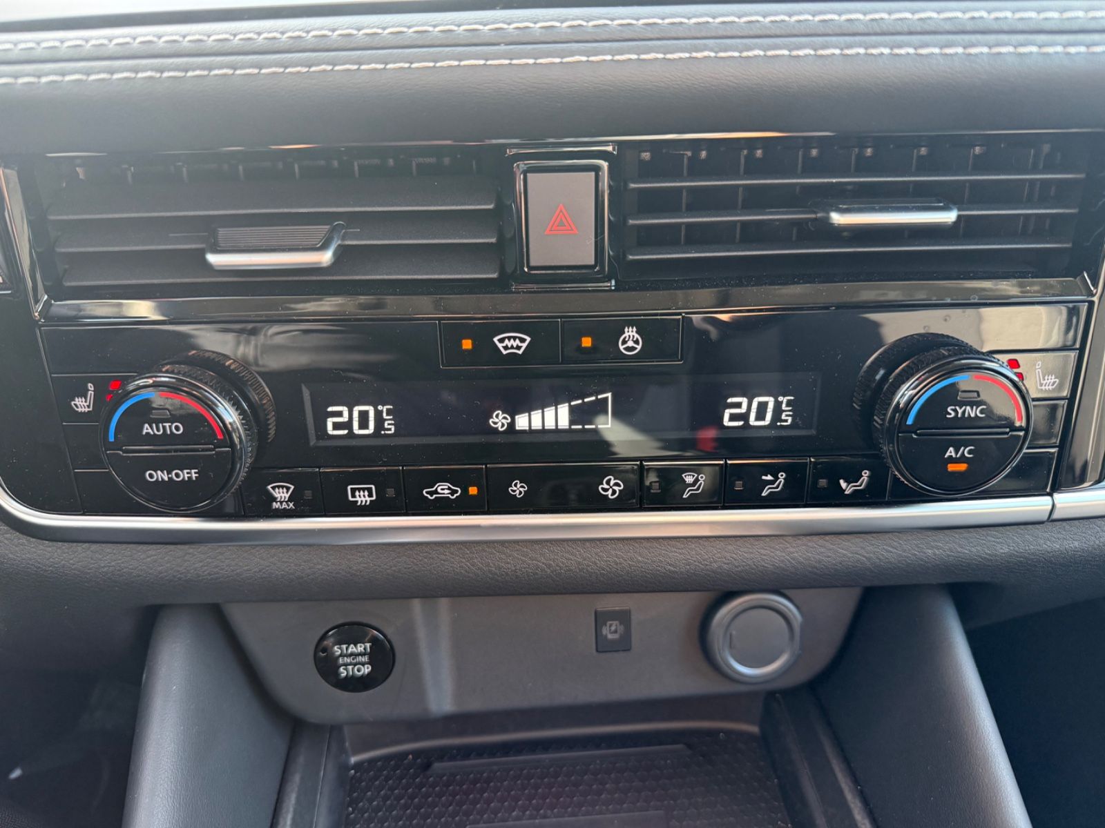 Fahrzeugabbildung Nissan Qashqai N-Connecta MHEV - Navi, 360°, Winter-P.