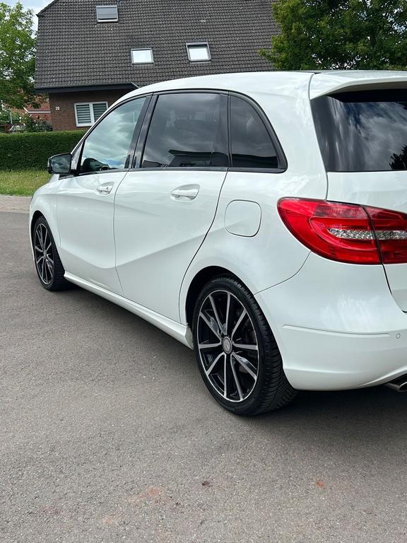 Mercedes-Benz B 180