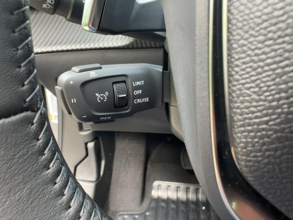 Peugeot 2008 Hybrid 145 e-DSC Allure, Navi, 360° Kamera